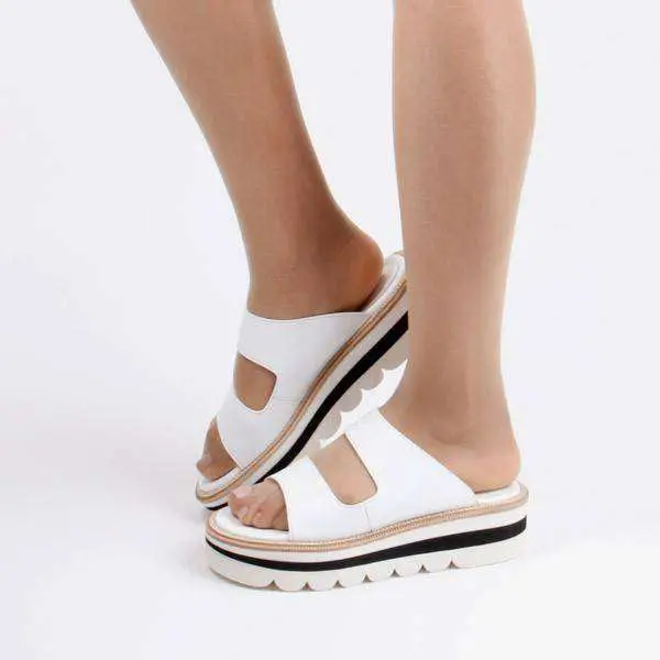 7 petite summer sandals that will look good on small feet