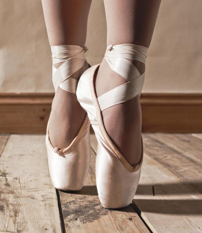 How Do I Choose the Best Pointe Shoes? (with pictures)