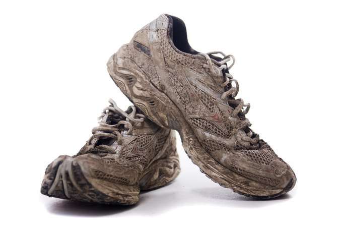 How to Get Mud out of White Nylon Mesh Shoes