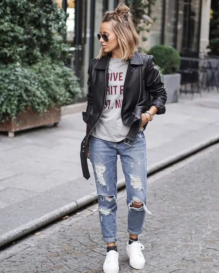How To Wear Boyfriend Jeans With Leather Jacket And White Sneakers 2020 ...