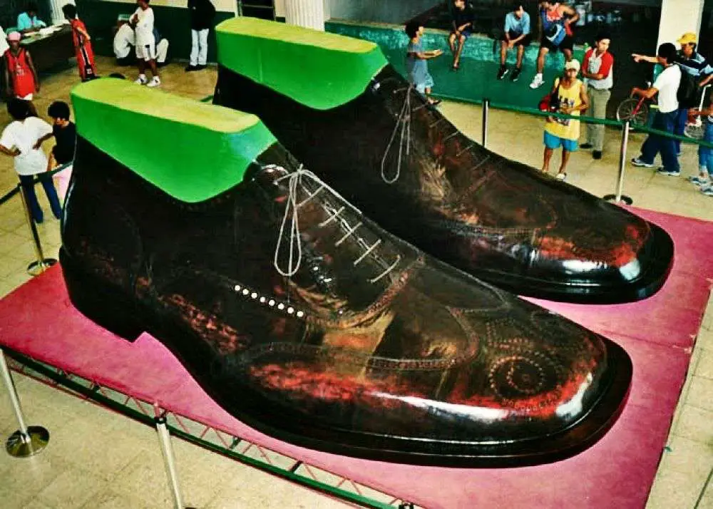 Largest Pair of Shoes in the World, Photograph2