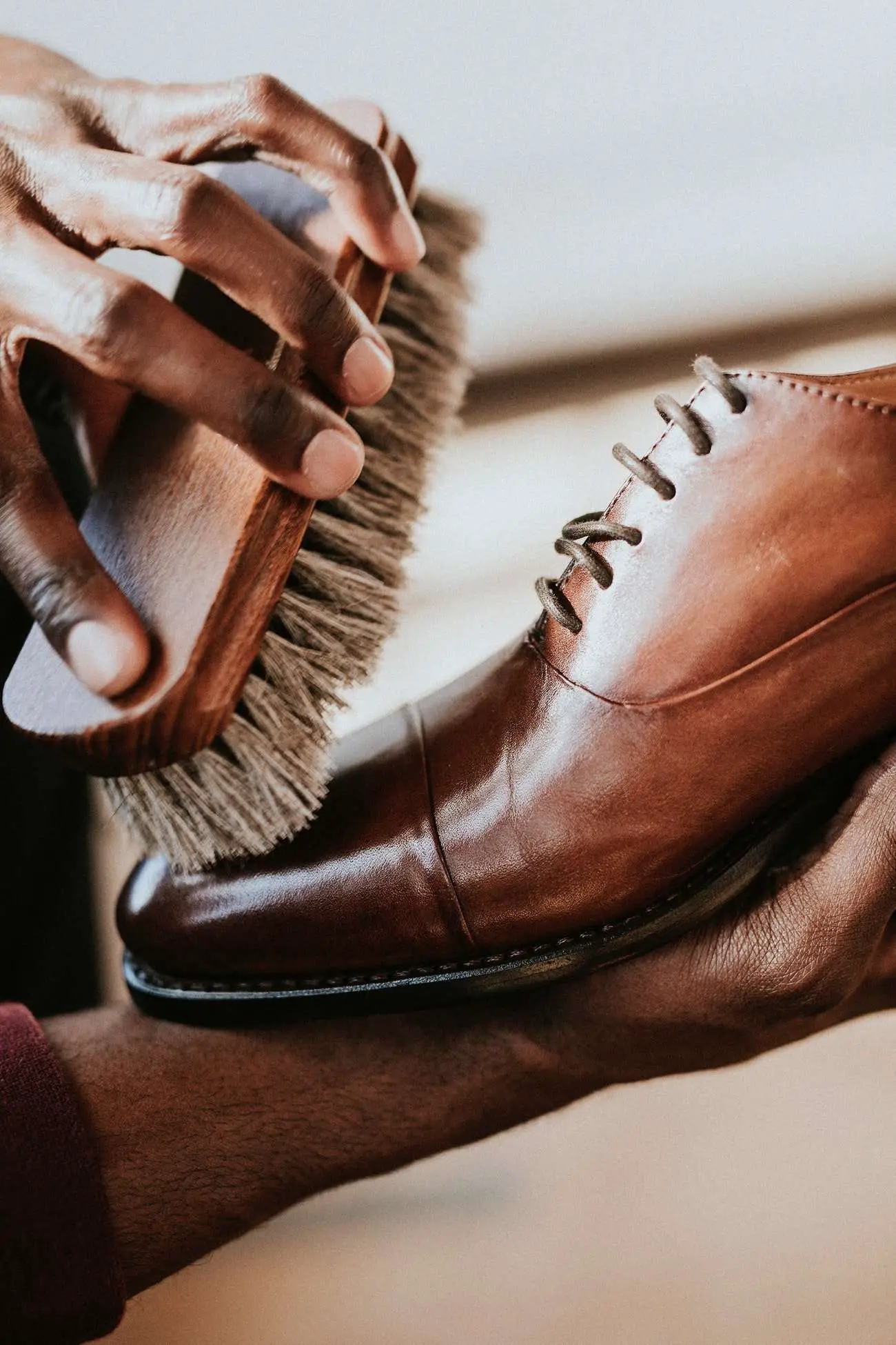 Polishing brown leather shoes